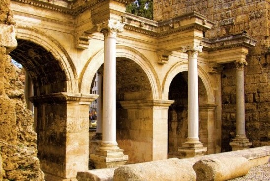 Адриановы ворота: вход в древний мир Анталии